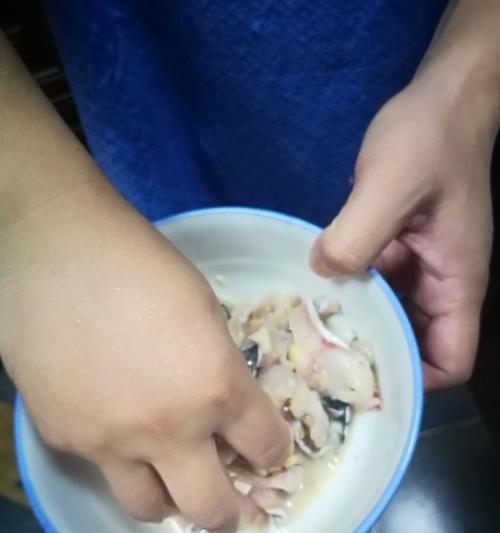 《恐怖酸菜鱼出装攻略——一餐搞定美味与恐怖》（选装备不可马虎，恐怖酸菜鱼的制霸秘籍尽在此！）